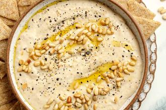 humus s pinjolima