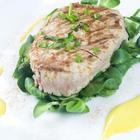Tuna sa salatom od začinskog bilja