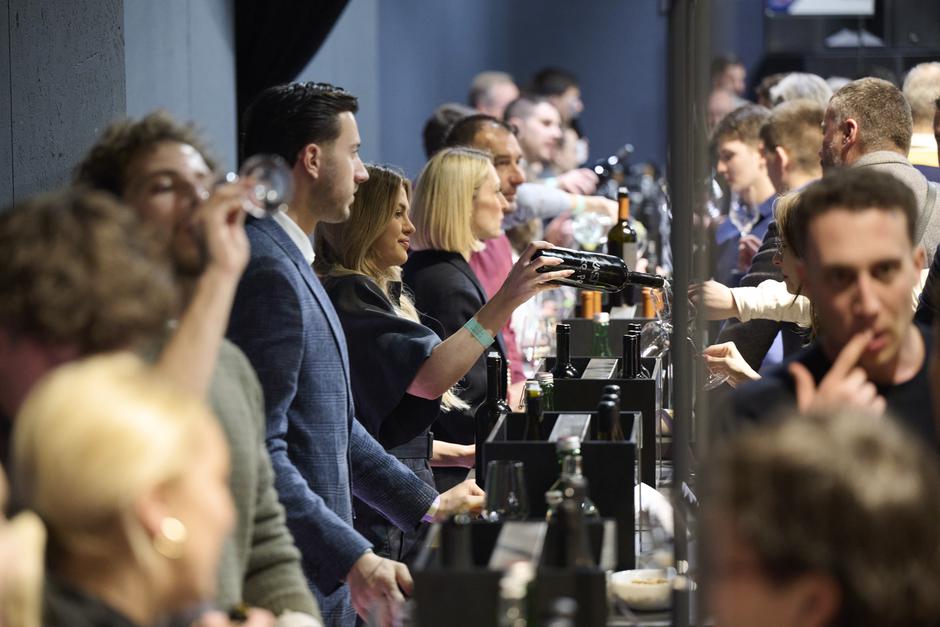 Vinart Biz | Author: NEVEN JURJAK merlo de graia