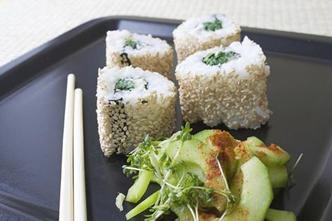 Uramaki sushi sa sezamom