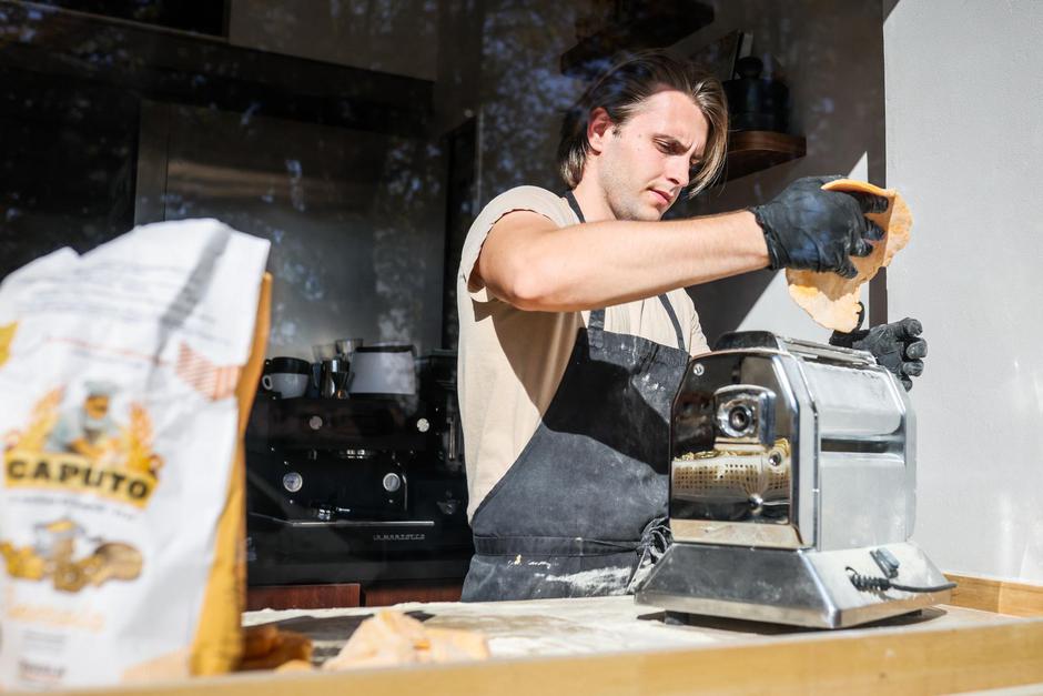 24sata. Zagreb:Chef Romel Stelmah mijesi tjesteninu | Author: Emica Elvedji /PIXSELL
