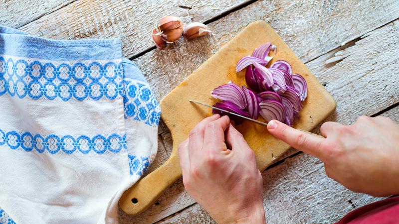 Nare&zcaron;i luk bez suza i od njega ispeci divnu slanu pitu!