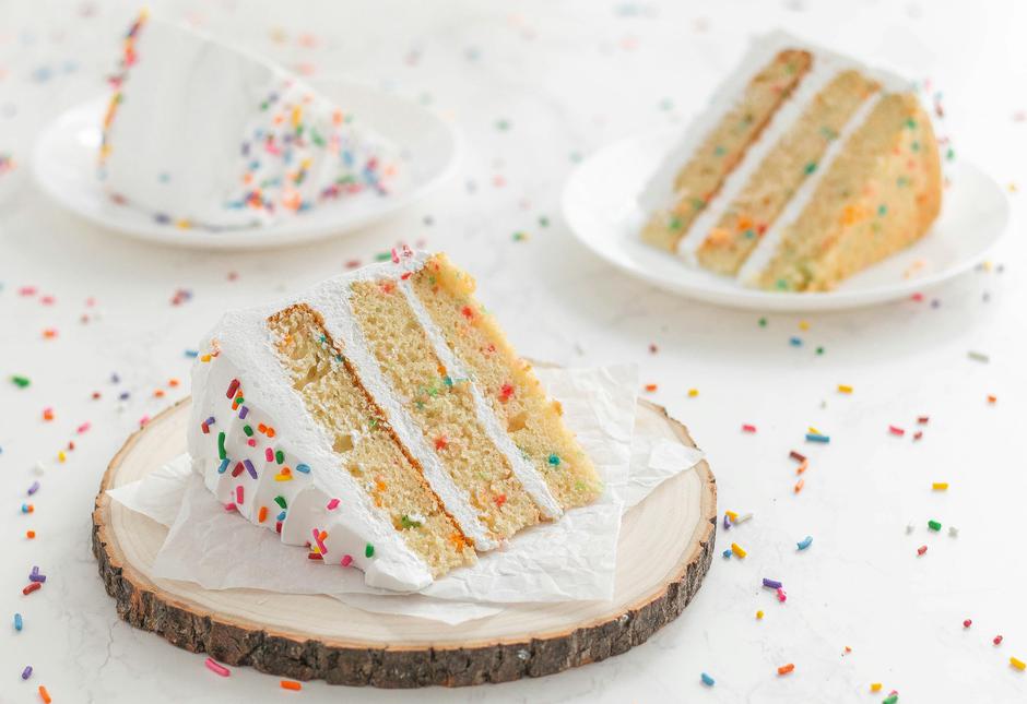 Troslojna torta iz mikrovalne u samo 10 minuta. Da, moguće je! | Author: Maryam Sicard/Unsplash