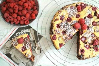 Brownie cheesecake s malinama i pistacijama.jpg