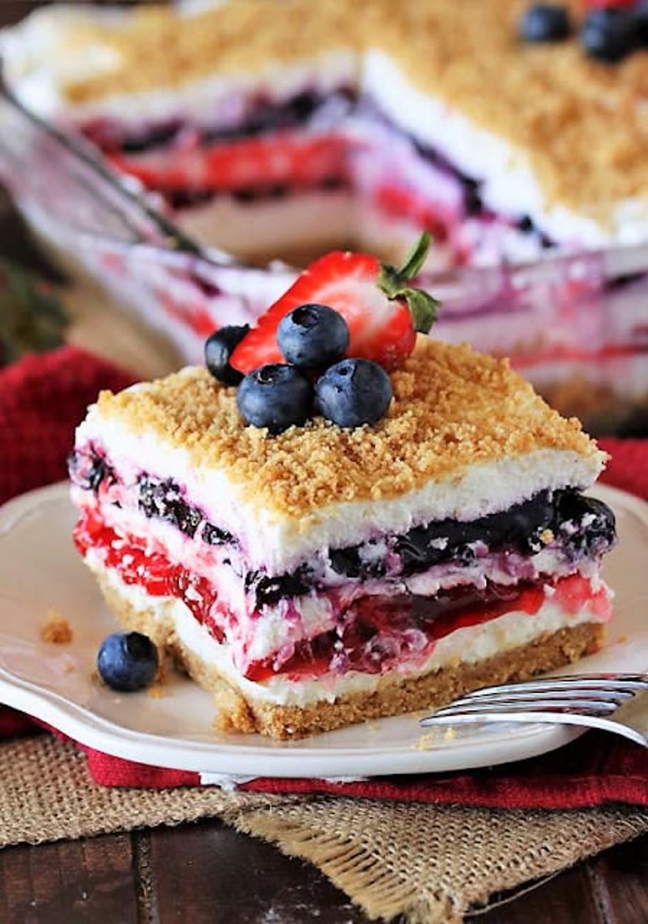 crveno-bijelo-plave cheesecake lazanje | Author: The Kitchen is My Playground/Pinterest