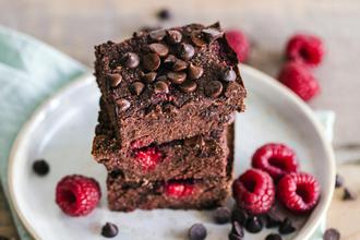 brownies s malinama