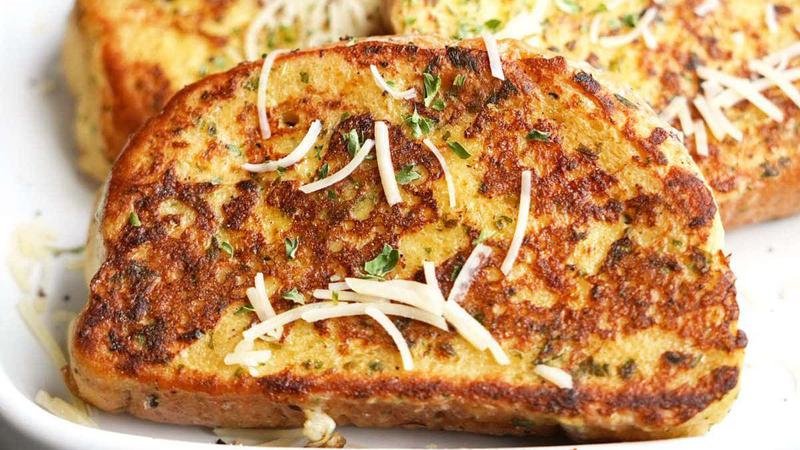 SLANI DORU&Ccaron;AK Odli&ccaron;an pohani kruh s parmezanom