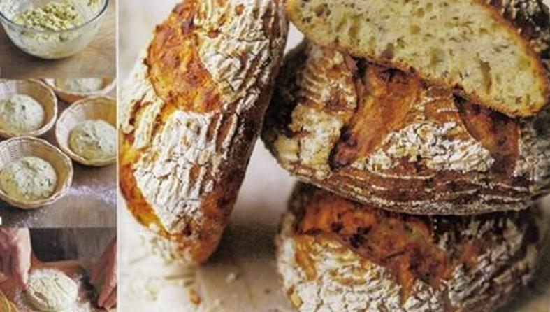 Kruh s kiselim tijestom, pikantnim sirom i začinskim biljem