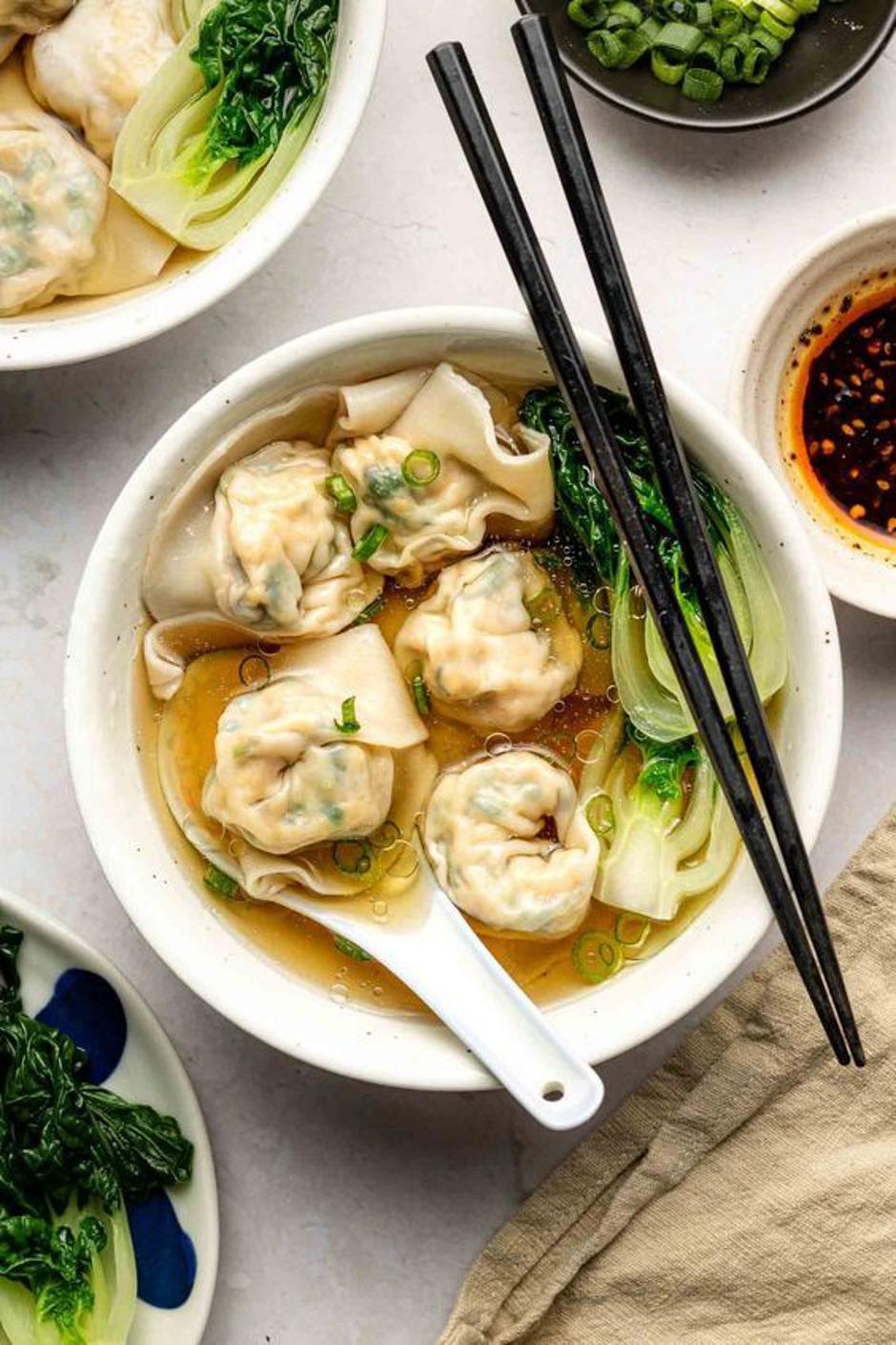 kineska wonton juha | Author: Lisa Kitahara, Okonomi Kitchen/Pinterest