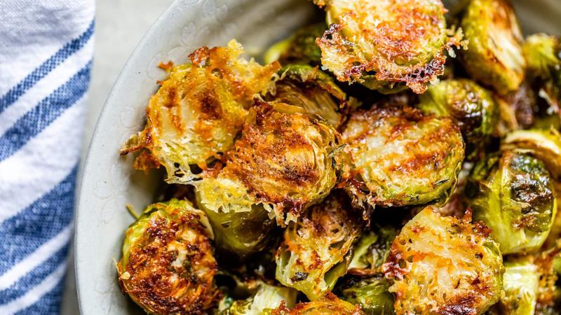 Zgnje&ccaron;ene hrskave prokulice s parmezanom i &ccaron;e&scaron;njakom