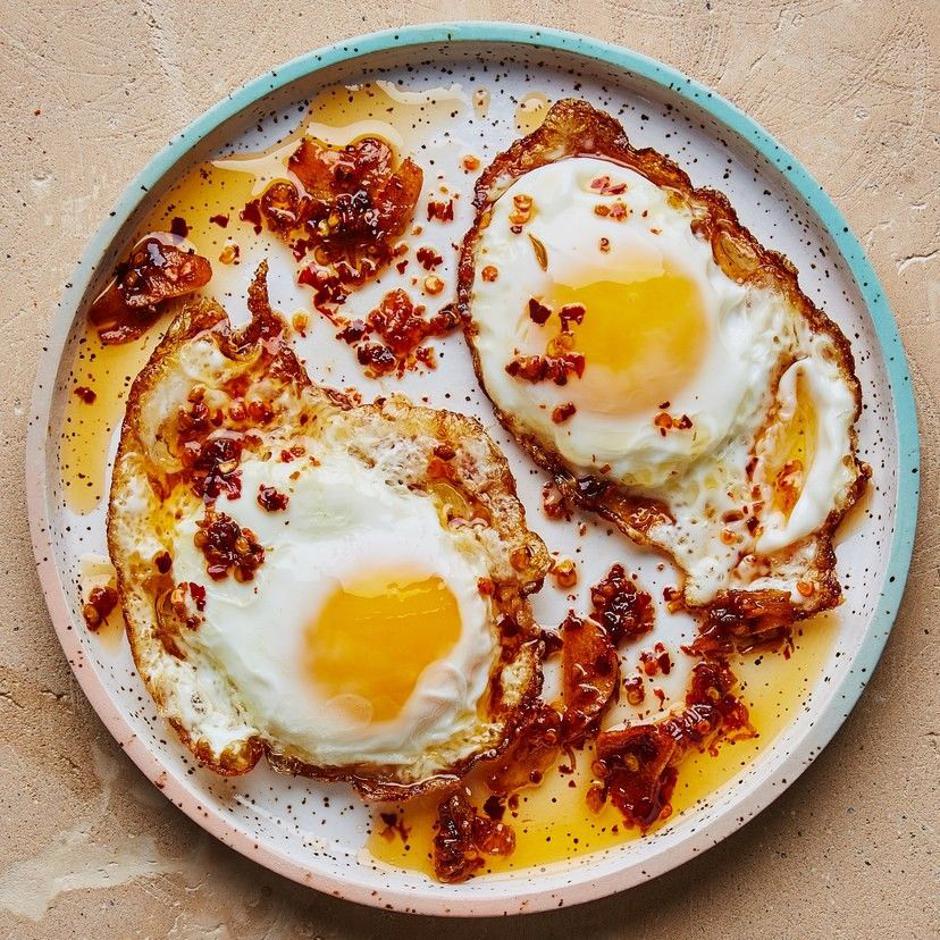Ispeci jaja u chili crispu i otkrij najuzbudljiviji doručak u 10 minuta | Author: @mangosalad88 Pinterest