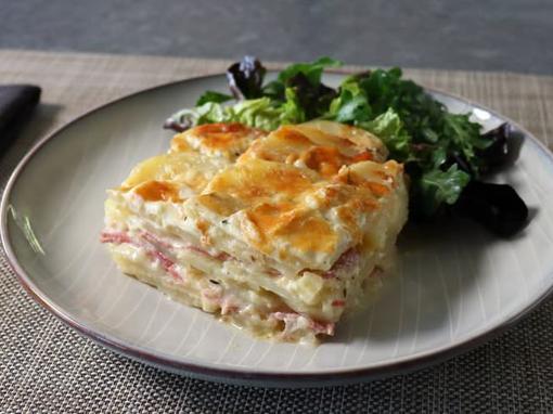 Zapečeni pire krumpir sa šunkom i sirom koji se reže kao kolač