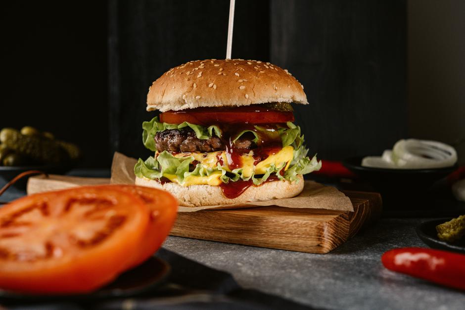 Kako napraviti sočan i savršeno oblikovan burger | Author: Anita Austvika/Unsplash