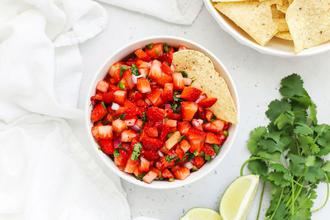 Salsa od svježih jagoda s mentom i limetom