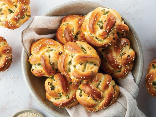 peciva sa sezamom i mladim lukom