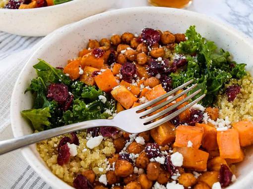 Topla salata s pečenim povrćem i žitaricama