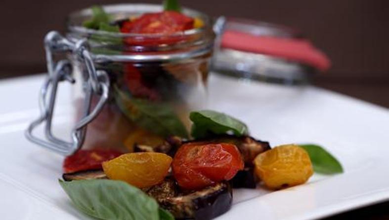 Salata od pečene cherry rajčice, patlidžana i bosiljka