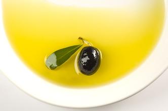 maslinovo ulje na tanjuru_lid.jpg