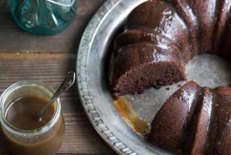 Kuglof s tamnim pivom i karamel umakom s viskijem