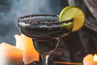 Crna Halloween margarita s absintom