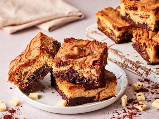 Mramorni blondies koji spaja dva omiljena kolača
