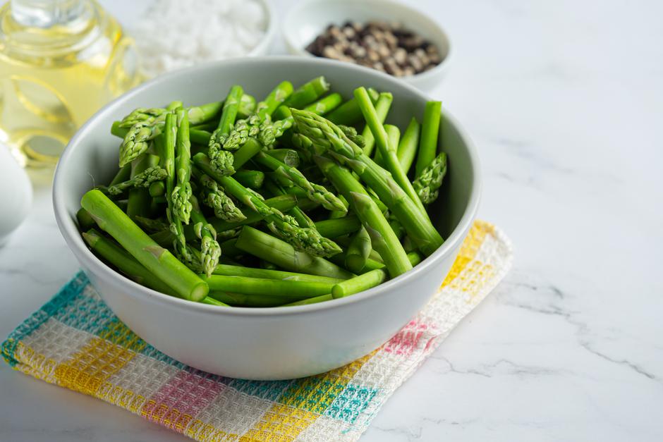 fresh green asparagus in bowl on marble background | Author: Jcomp / Freepik