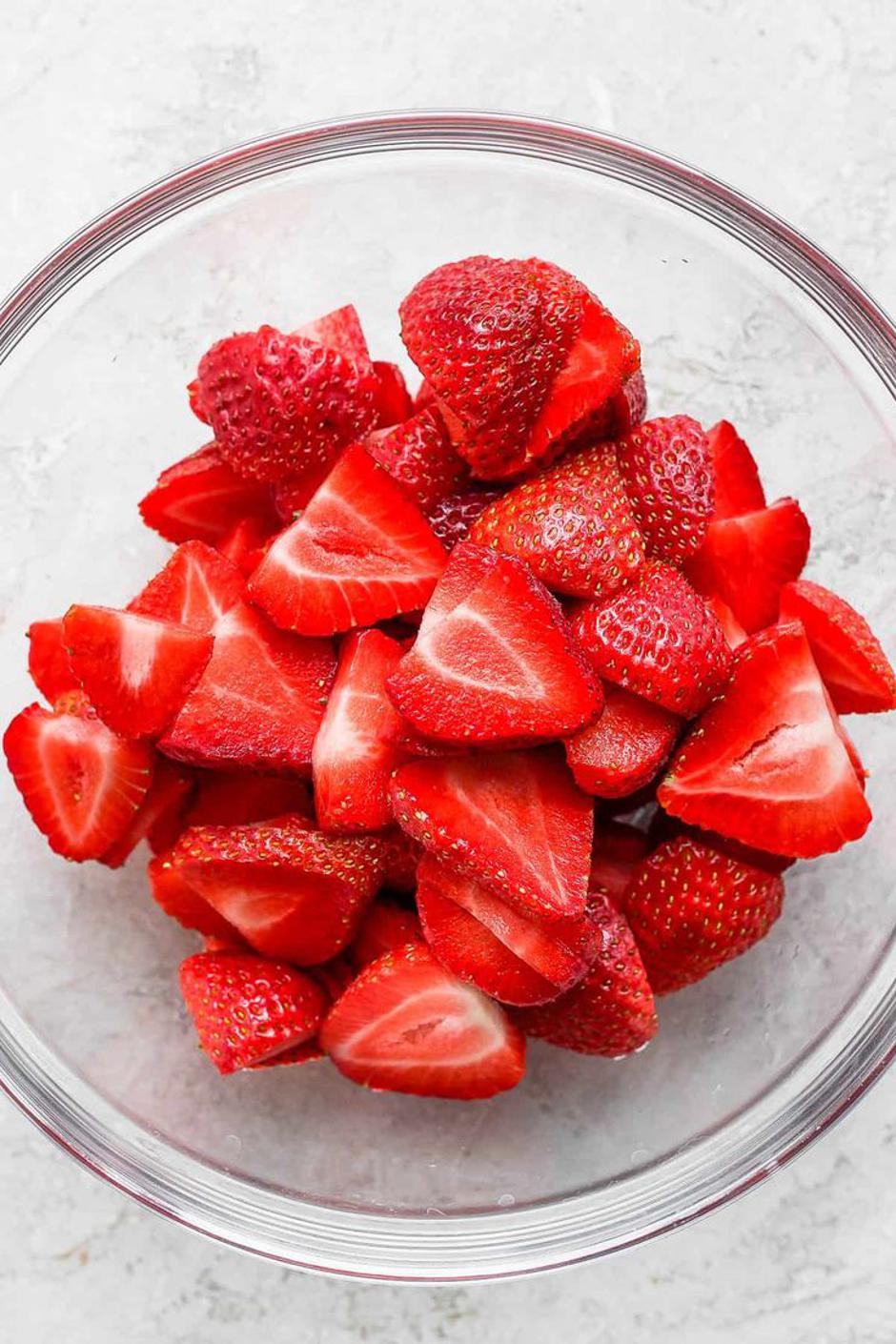 Ovaj jednostavan trik pretvara prosječne jagode u super snack | Author: @woodenskillet Pinterest