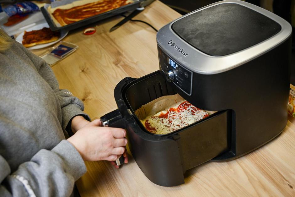 24SATA Zagreb: Isprobavanje pečenja pizze u airfryeru | Author: Neva Zganec/PIXSELL