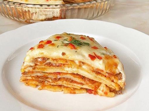 Slana torta od palačinki s okusom omiljene pizze Margherita