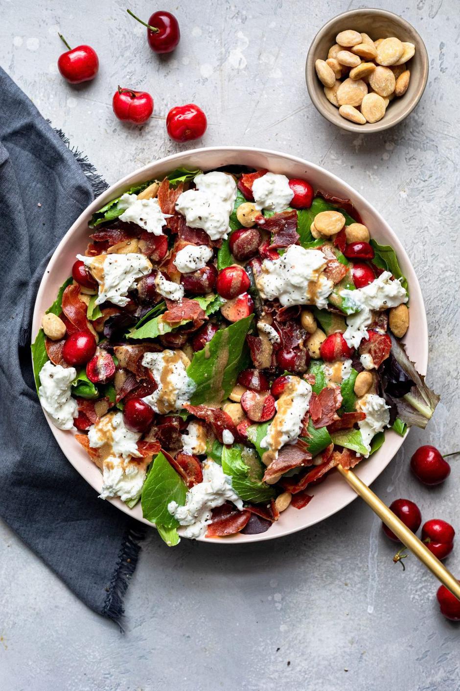 burrata s trešnjama | Author: Dash of Mandi/Pinterest