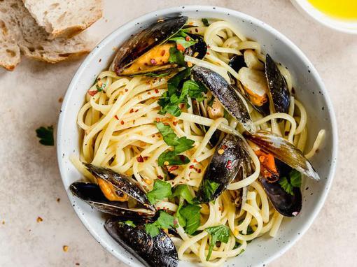 Gurmanski špageti s dagnjama u bijelom vinu i češnjaku