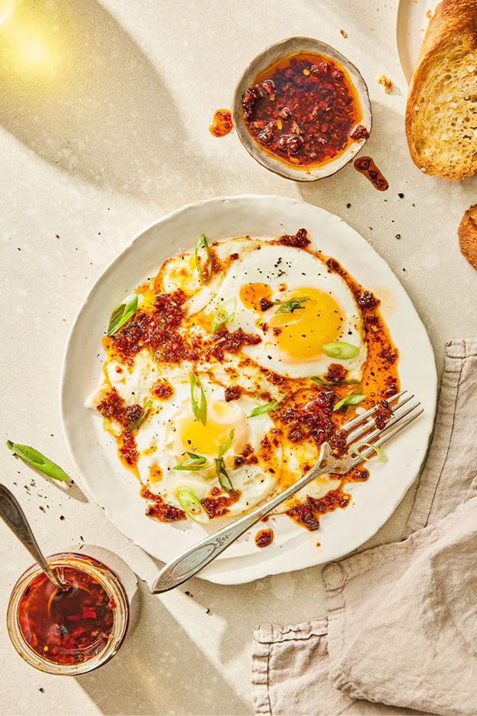 chili crisp jaja na oko | Author: DeLallo/Pinterest