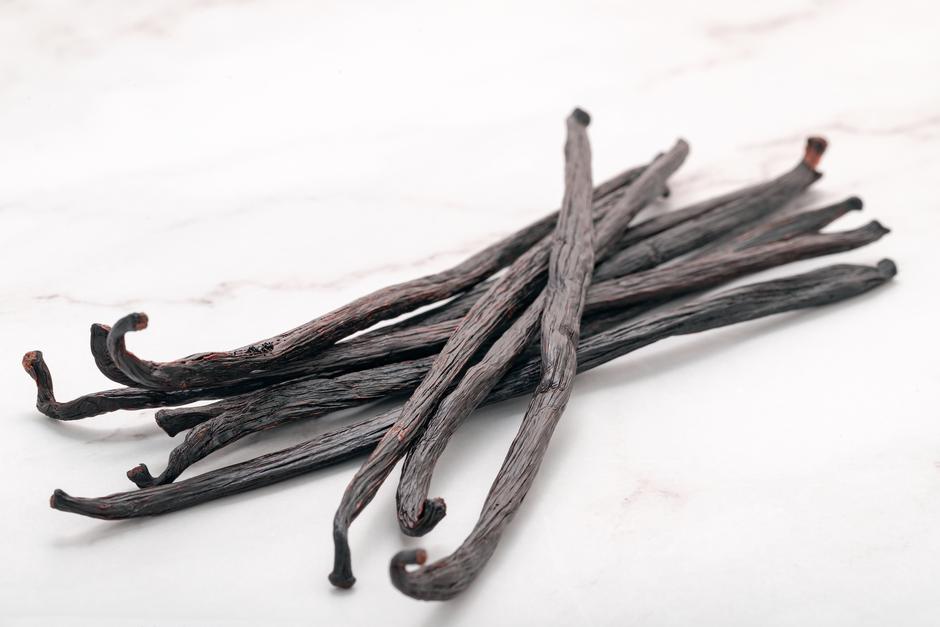 Dried vanilla sticks set up on marble background. | Author: Seksak Kerdkanno / Vecteezy