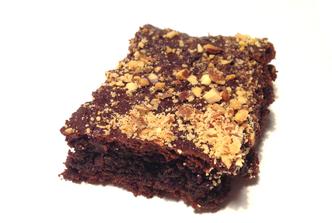 Čokoladni brownies sa šumskim voćem i bademima