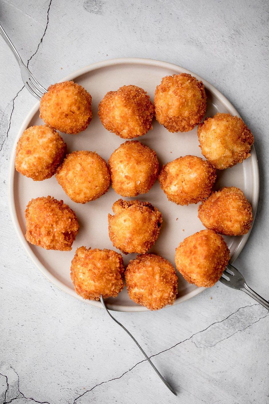 mac & cheese kuglice | Author: Ahead of Thyme/Pinterest