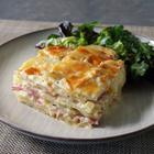 Zapečeni pire krumpir sa šunkom i sirom koji se reže kao kolač