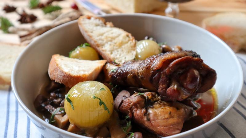 Coq au vin ili kako skuhati pijetla u vinu