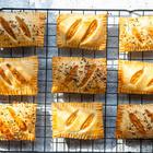 džepići od lisnatog tijesta punjeni tunom