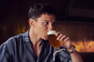 tom holland bezalokoholno pivo