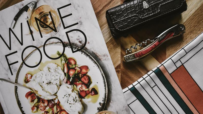 Doznaj u koja jela stavljamo bijelo, a u koja crveno vino