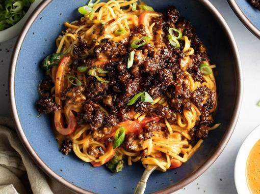 Karamelizirana govedina s rezancima u kikiriki umaku