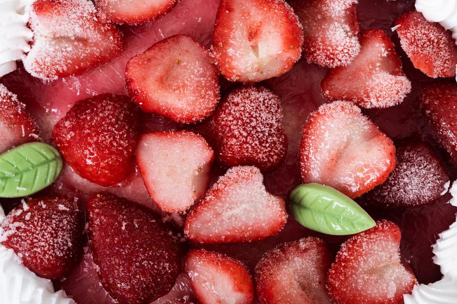 Strawberry cake with cream isolated on white background | Author: Chandlervid85/Freepik