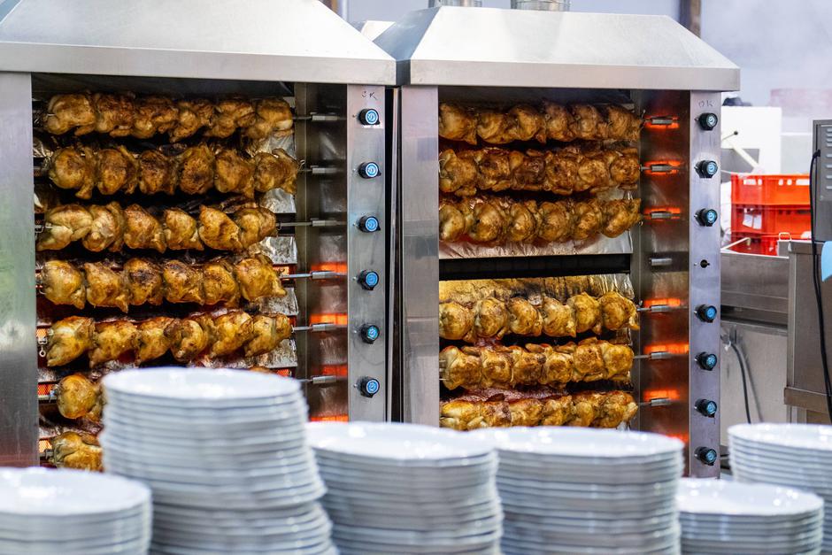 Munich, Bavaria, Germany September 19, 2026: Dozens of chickens are roasting on skewers in the food courts of the 191st | Author: Profimedia