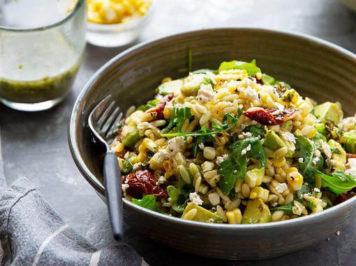 salata od grilanog kukuruza i orzo tjestenine