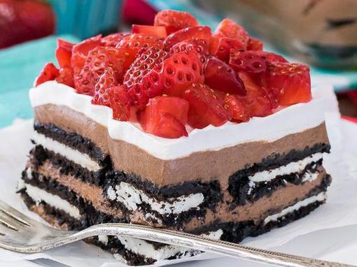 kolač s oreo keksima i jagodama