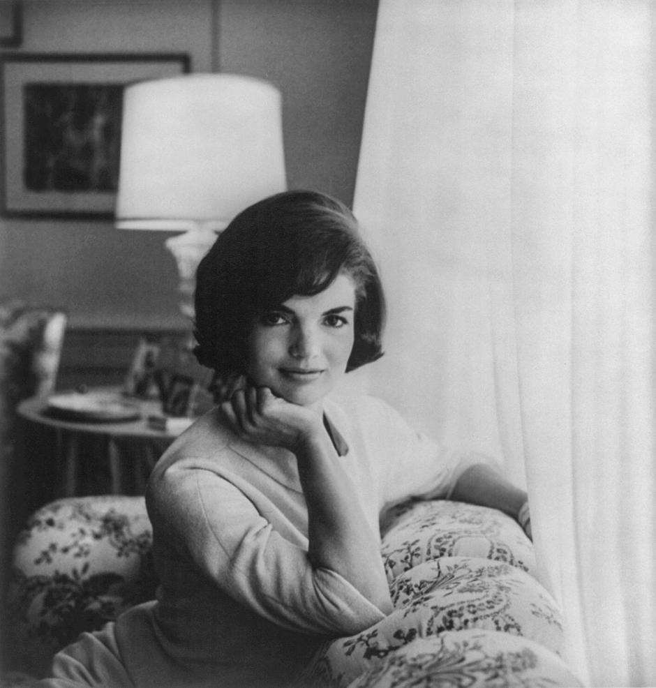 Jacqueline Kennedy (1929–1994), First Lady of the United States (1961–1963), in her first official White House portrait, 1961. She served during the administration of John F. Kennedy, the 35th US President, until his assassination in 1963. | Author: Profimedia