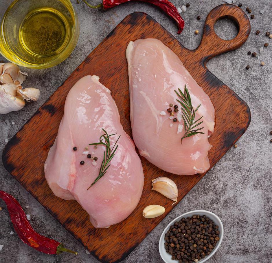 Sočna piletina iz pećnice sa zelenom salsom i sirom | Author: Jcomp / Freepik