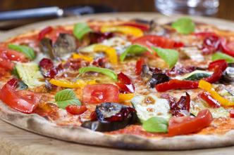 Integralna slano-ljuta pizza s fetom i paprikama