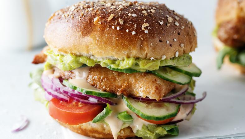 Sočan pureći burger s avokadom i majonezom od limete