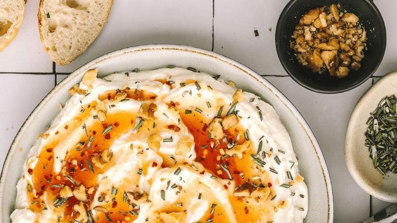 Ovaj dip od svje&zcaron;eg sira i ljutog meda je kremast, pikantan i suptilno slatkast